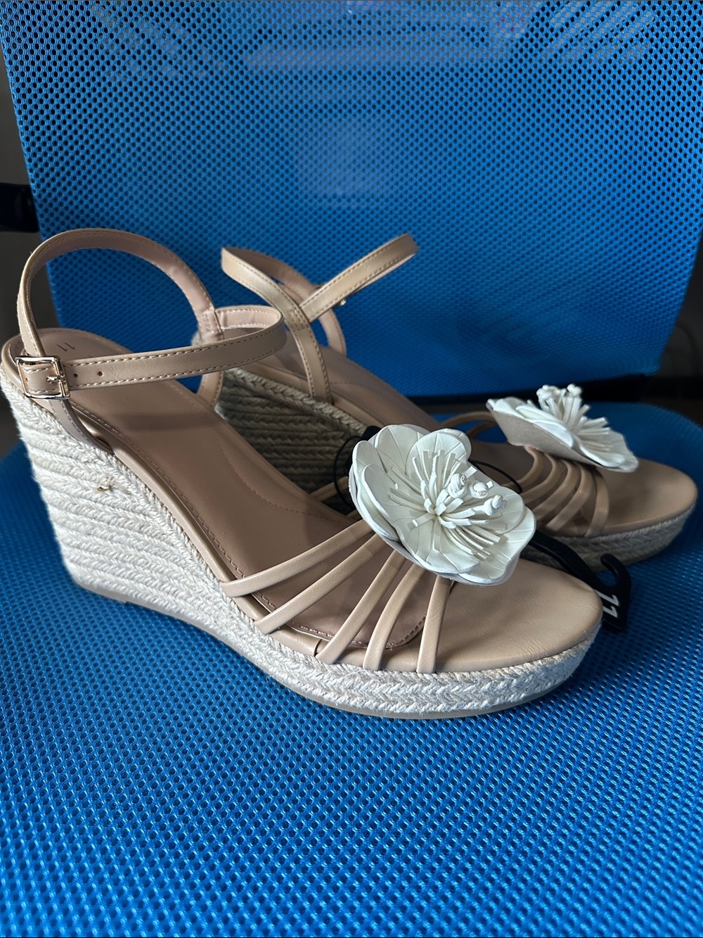 NWT Time and Tru Beige Wedge Sandals with White Floral Accent 👑